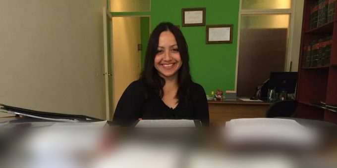Oficina del Estudio, con biblioteca jurídica y títulos profesionales en la pared